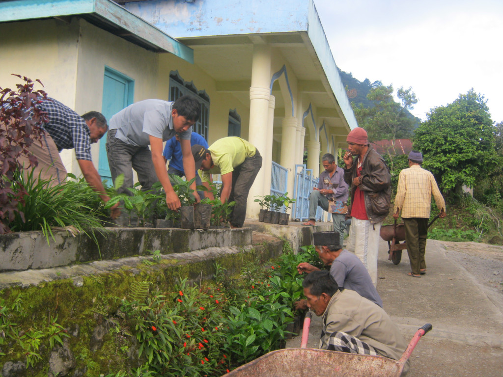 Pembagian Bantuan Bibit Kopi untuk Masyarakat Kampung Kenine Tahun Anggaran 2016